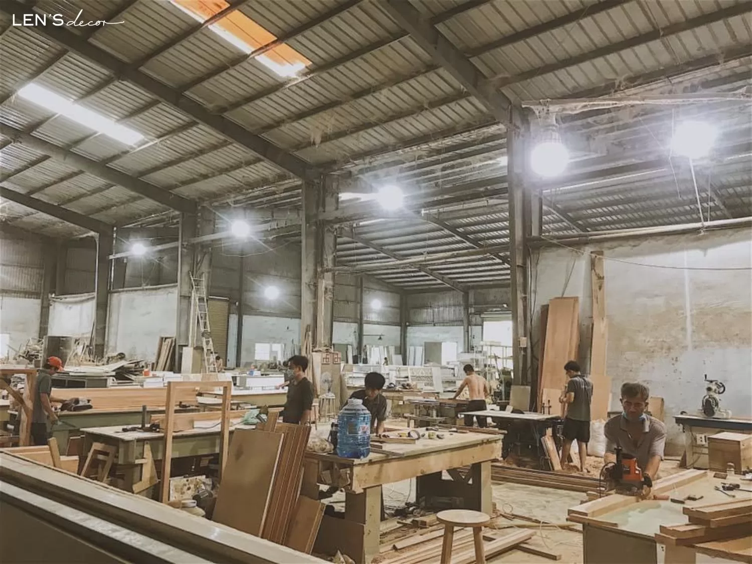 Len có xưởng và máy móc riêng