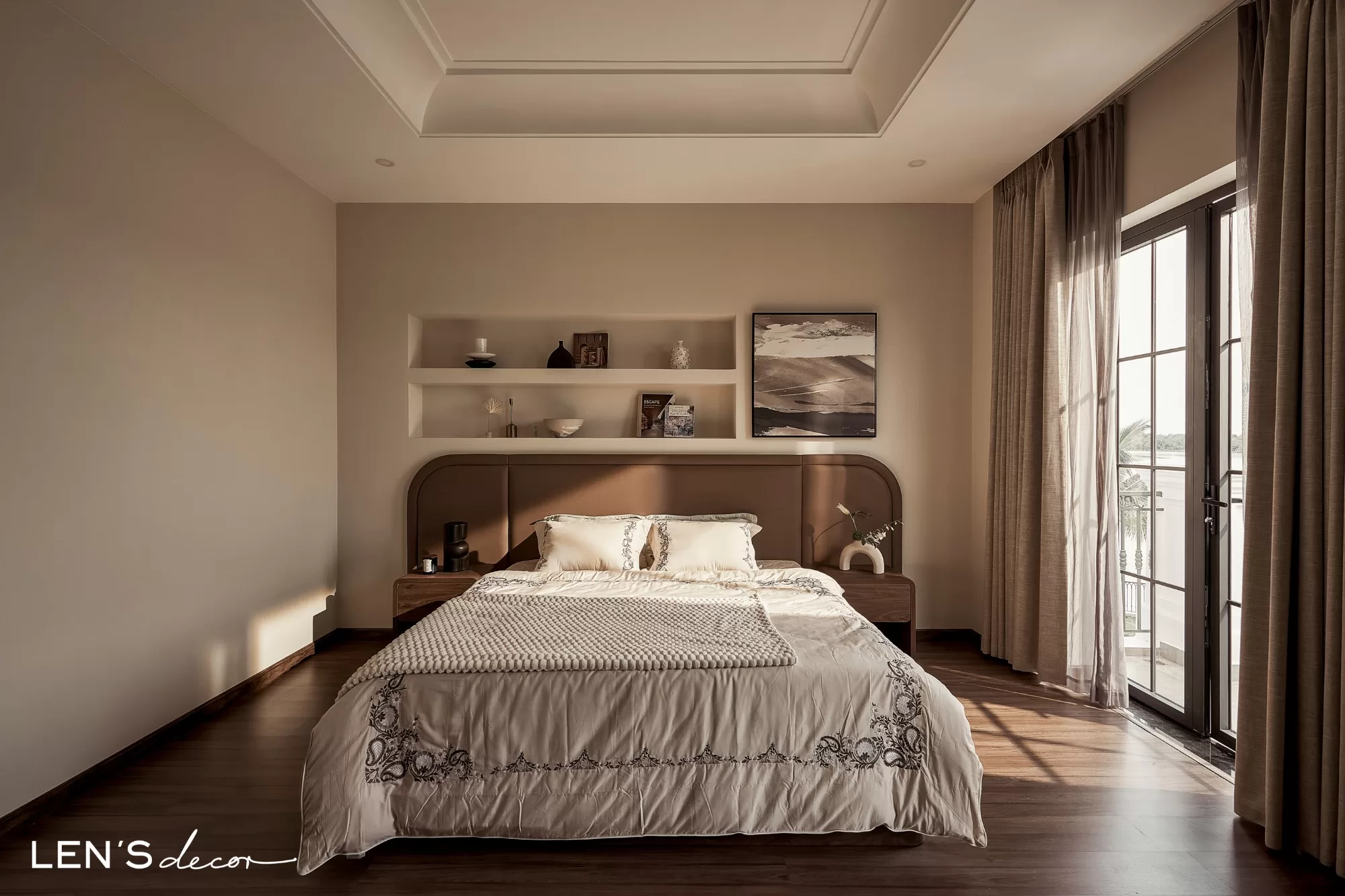 Phòng ngủ ấm cúng với sàn nhà lát gỗ