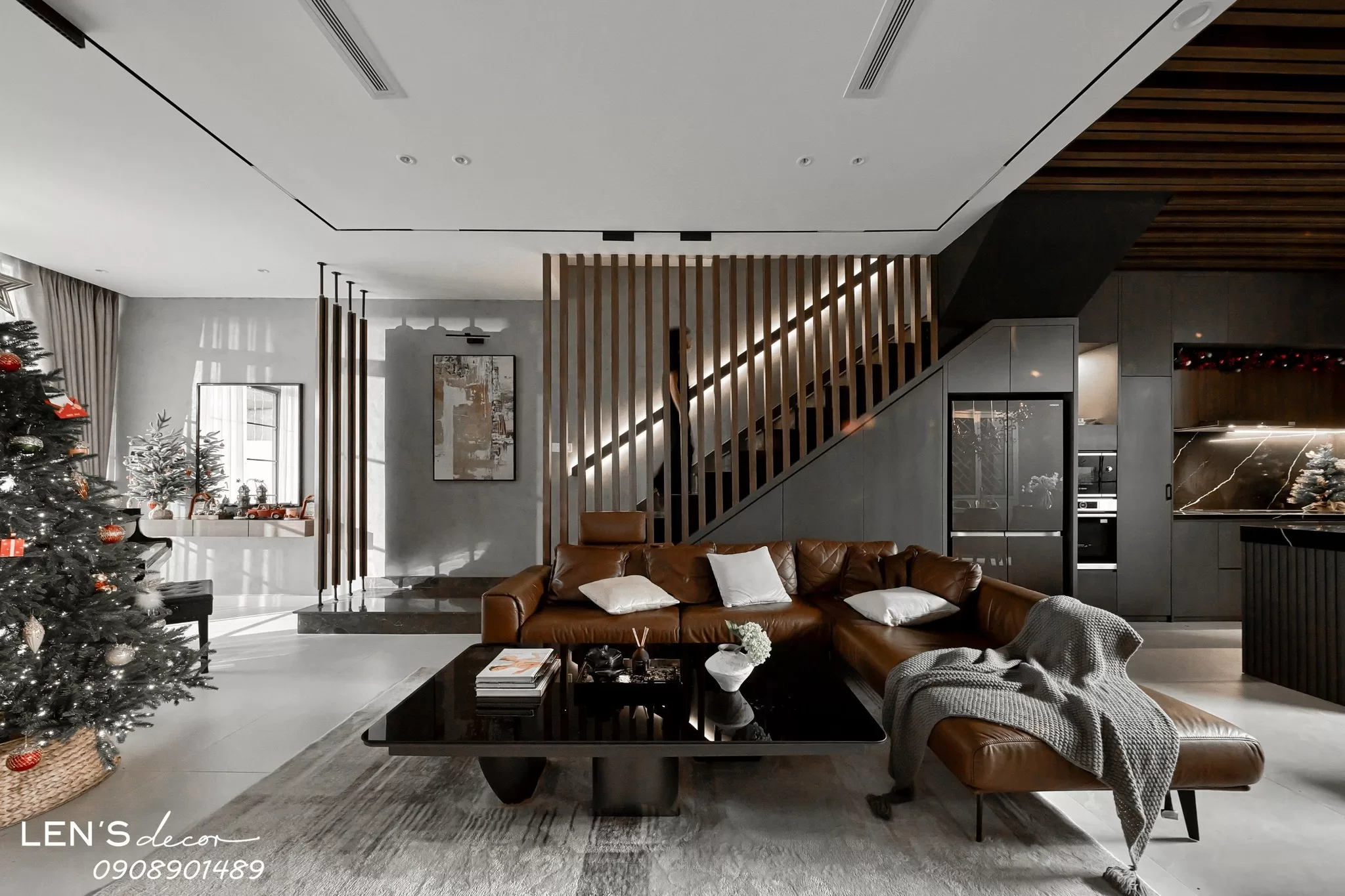 Vách ngăn bằng lam gỗ được ứng dụng thay thế lan can cầu thang