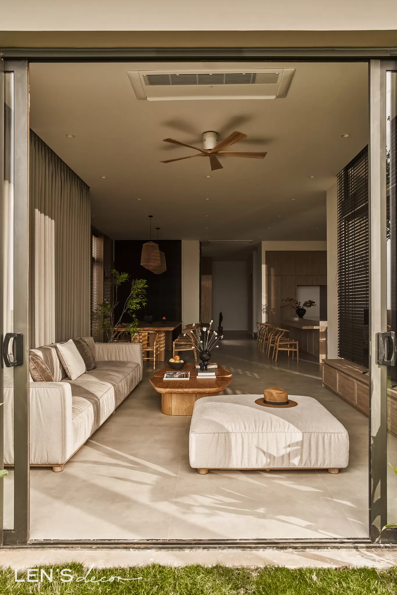 Không gian phòng khách thư giãn cùng ánh sáng tự nhiên