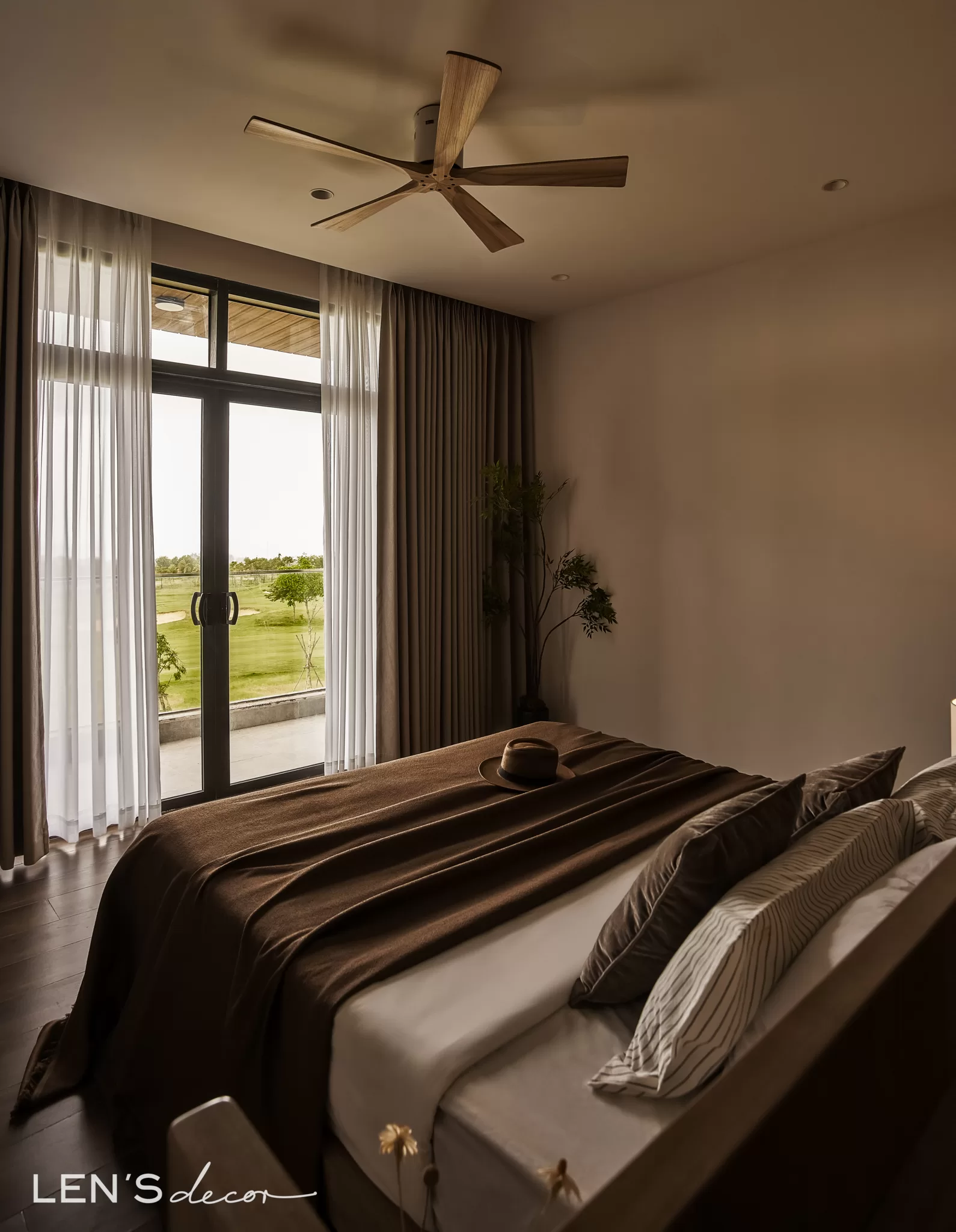 Thiết kế tối giản, tinh tế với ô cửa sổ bắt trọn khung cảnh bên ngoài