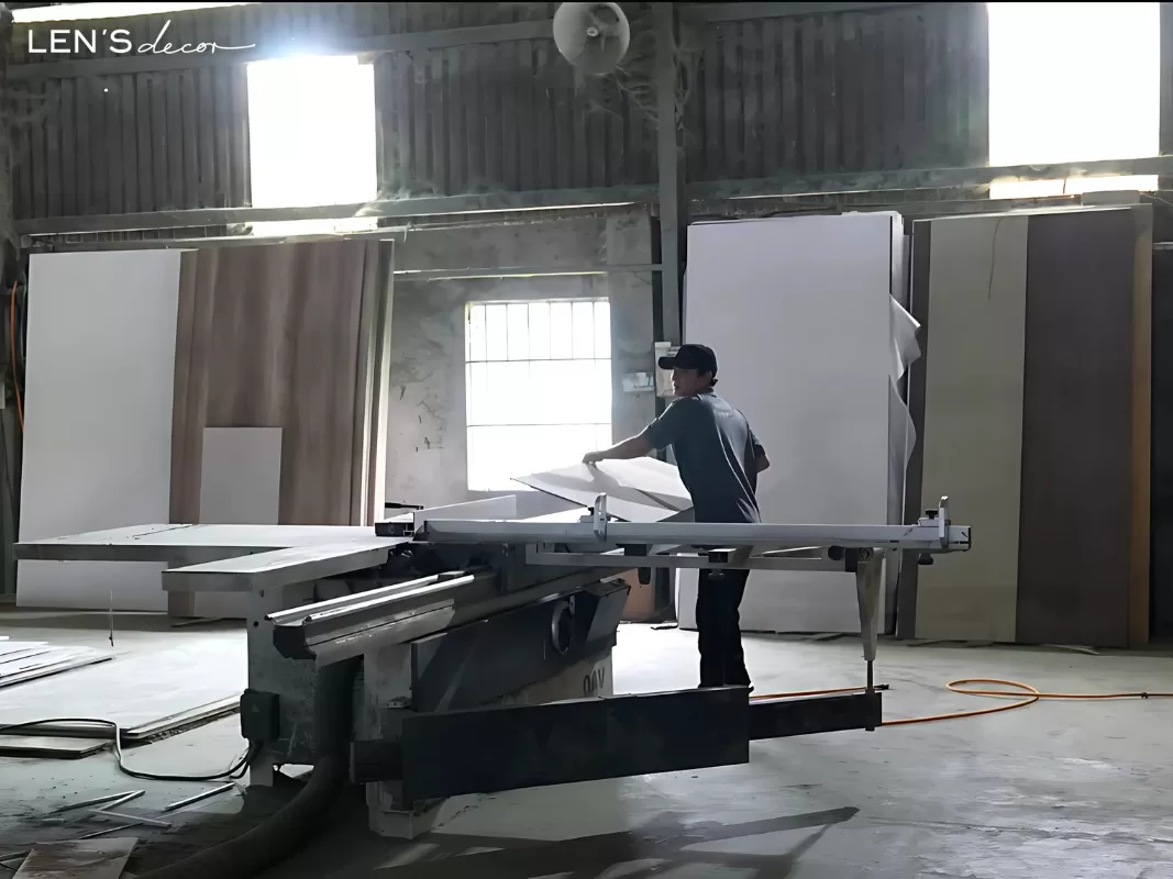 Chú Thuận, người thợ mộc gắn bó từ thời xưởng mới thành lập