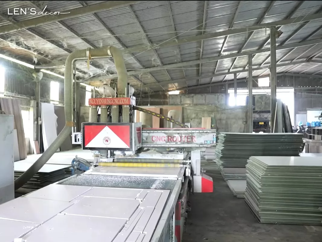 Xưởng nội thất được trang bị nhiều thiết bị hiện đại,