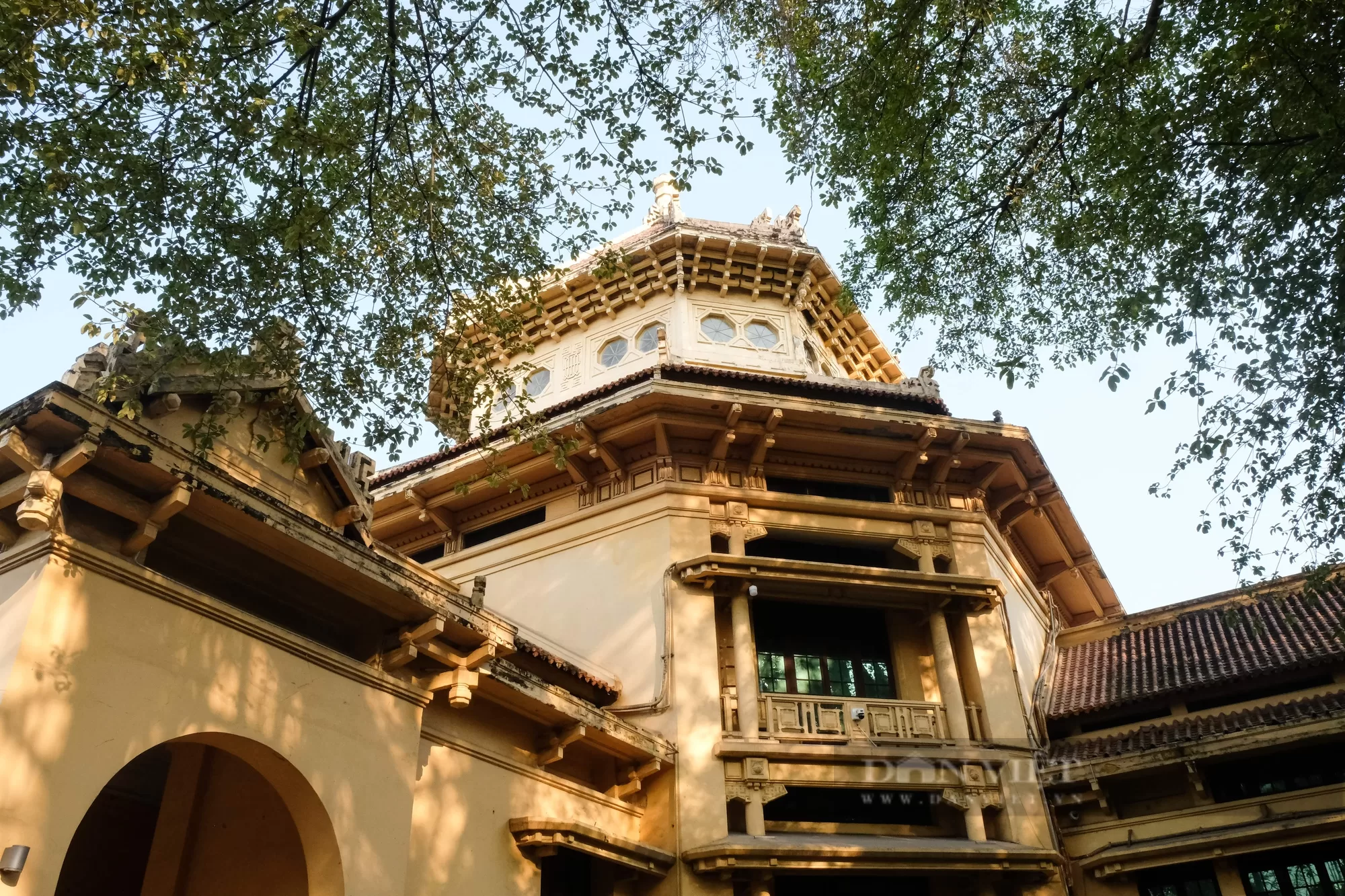 Kiến trúc Đông Dương thể hiện rõ sự giao thoa giữa hai nền văn hóa kiến trúc