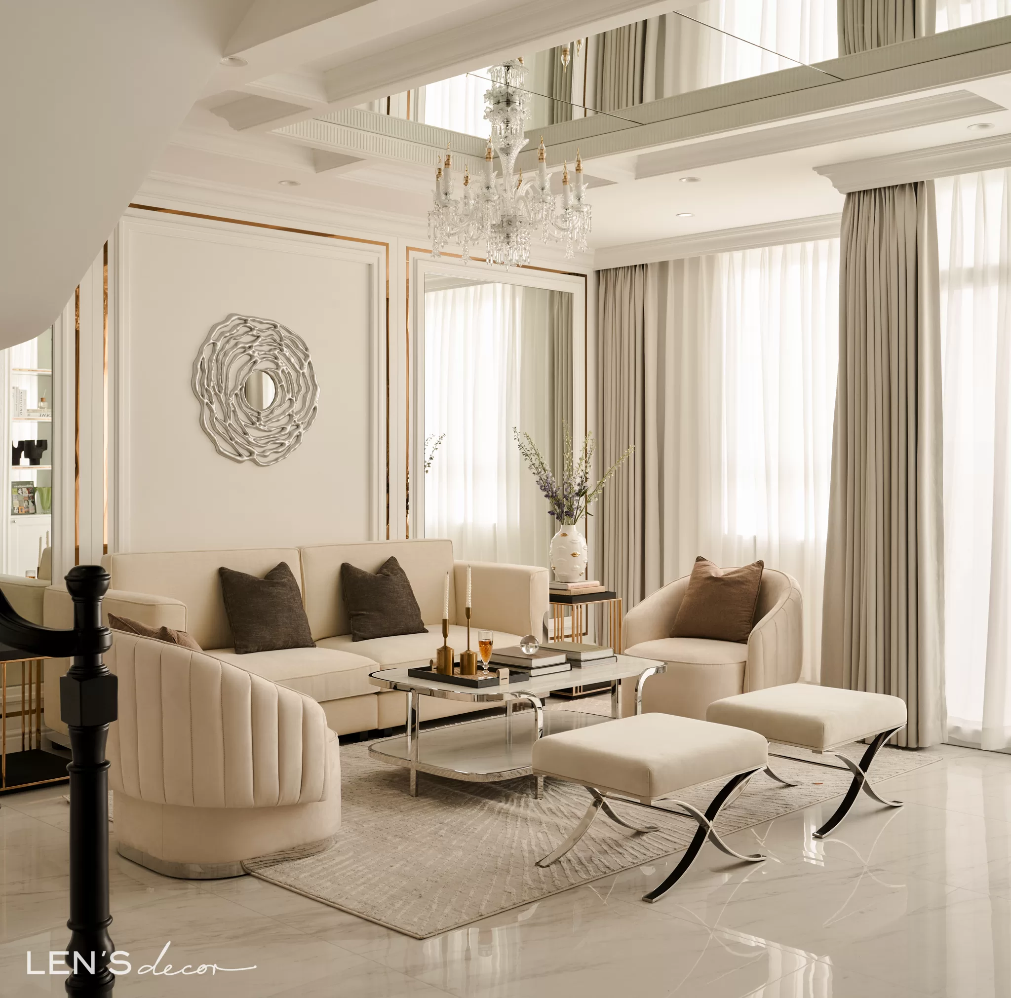 Đặt gương ở phòng khách phản chiếu ánh sáng tự nhiên